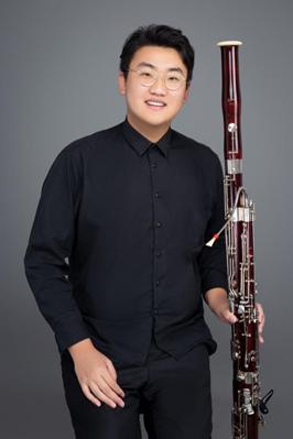 成绩考入上海音乐学院管弦系,师从上海音乐学院管弦系主任刘照陆老师