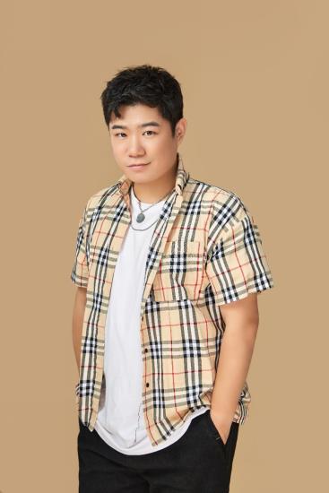 范郑阳可乐喜剧脱口秀演员,国企员工,脱口秀届为数不多有社保的演员.