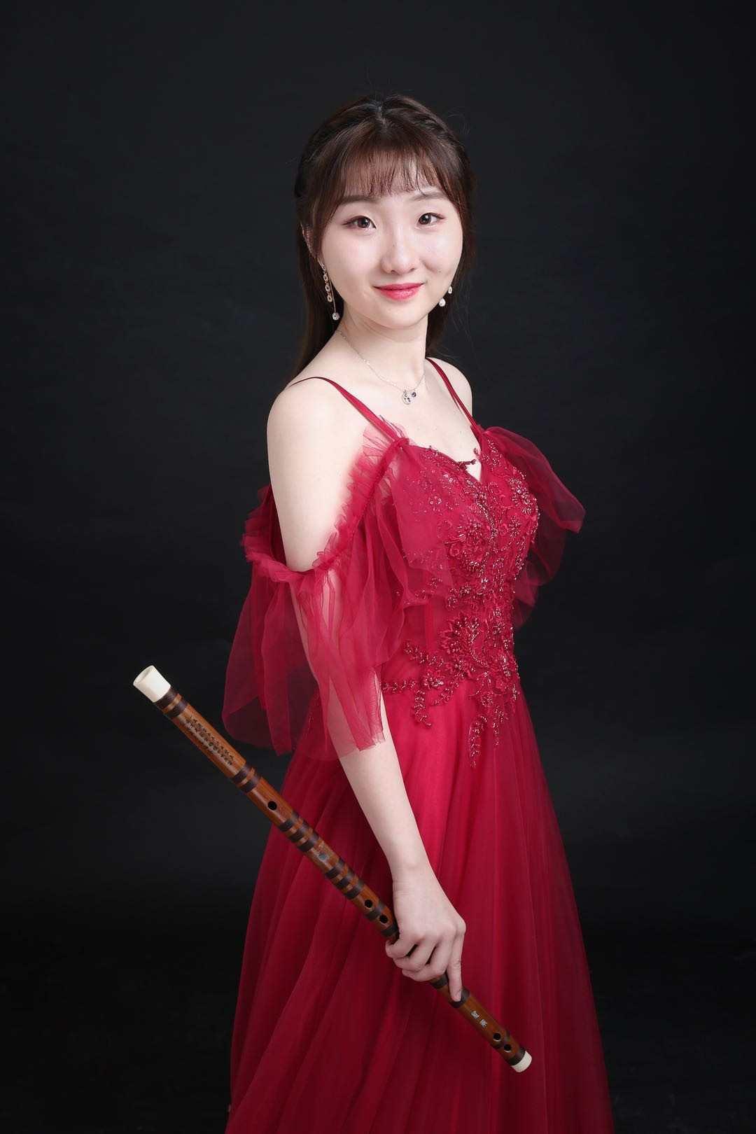 上海音乐学院全日制硕士研究生,师从著名竹笛演奏家,教育家唐俊乔