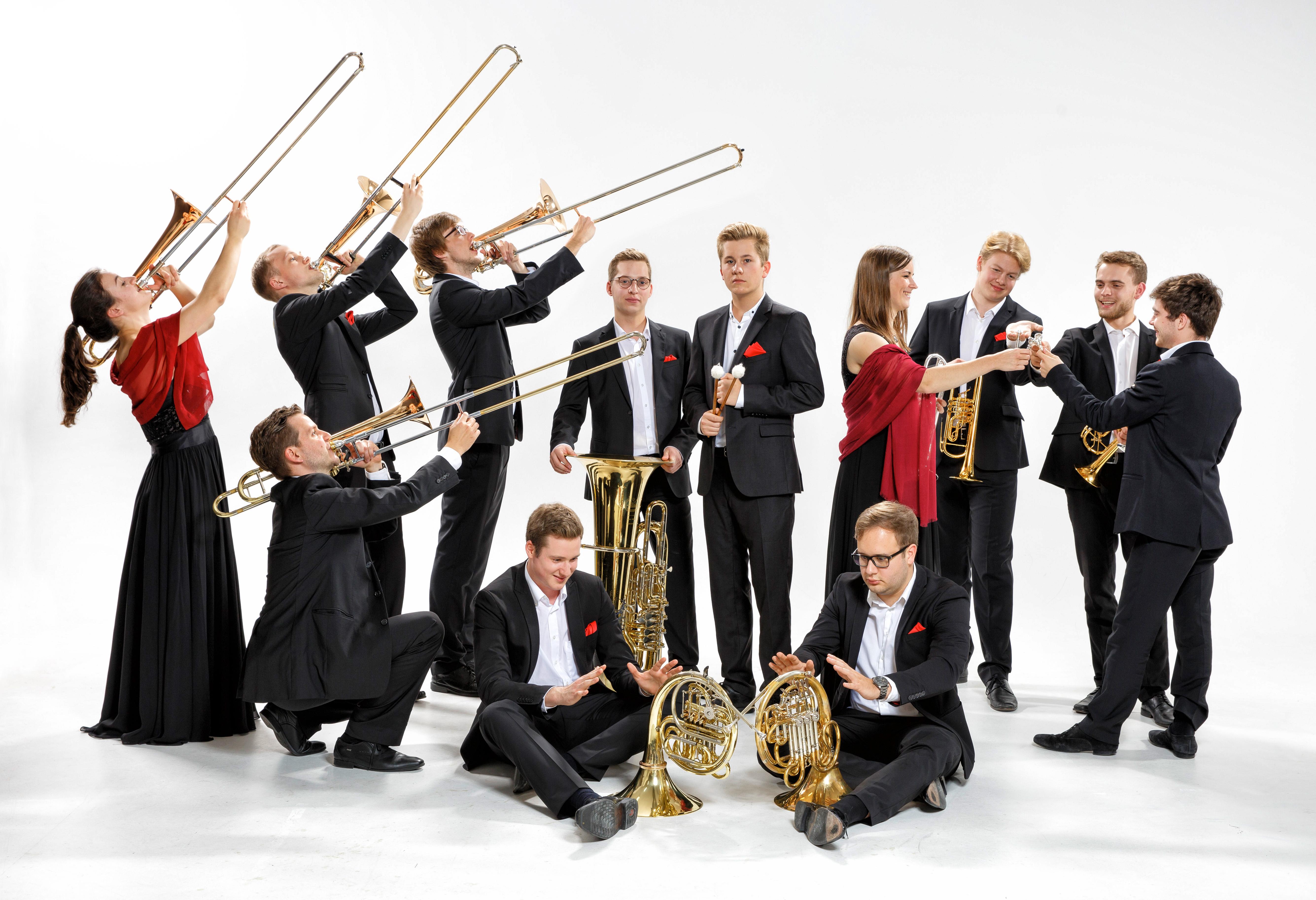 德国布朗斯铜管乐团是一支由12名来自不同的管弦乐队(如德国柏林爱乐