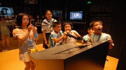 上海电影博物馆3楼-“声”临其境配音区域，小朋友可以配机器人、怪兽、外星人的声音