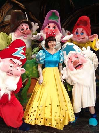 打开艺术之门&mdash;人偶儿童剧《白雪公主与七个小矮人》