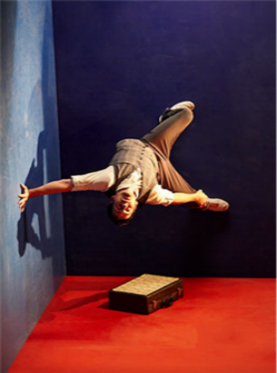 多媒体形体剧《反转地心引力》