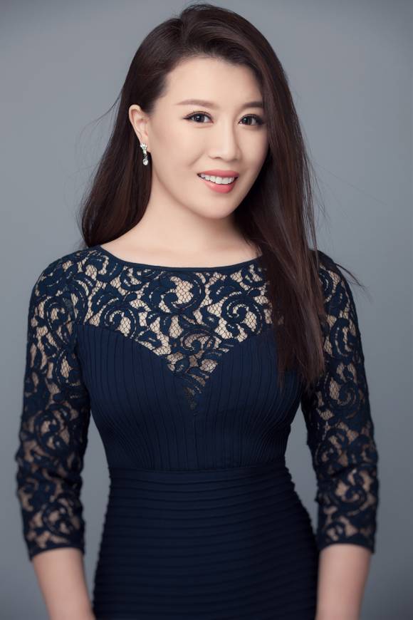 刘莺歌:旅美抒情女高音,北京大学歌剧研究院青年教师,毕业于美国