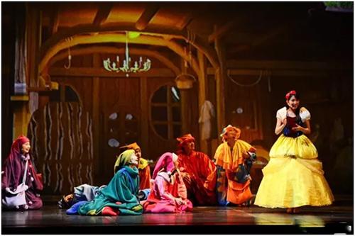 3D多媒体梦幻音乐剧《白雪公主》中英双语版 3D多媒体梦幻音乐剧《白雪公主》中英双语版