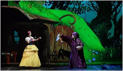 3D多媒体梦幻音乐剧《白雪公主》中英双语版 3D多媒体梦幻音乐剧《白雪公主》中英双语版