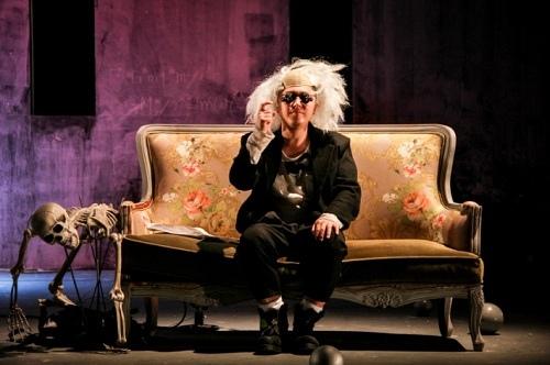 孟京辉荒诞喜剧《蛋》