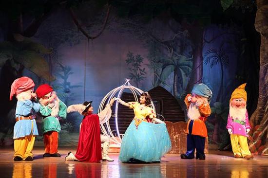 大型童话人偶歌舞剧《白雪公主和七个小矮人》 