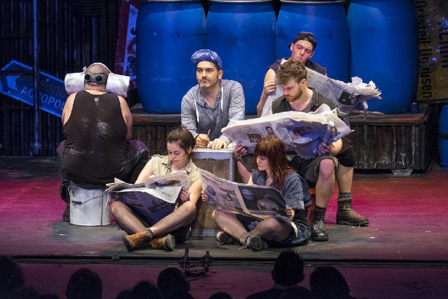 百老汇票房传奇《STOMP 破铜烂铁》 