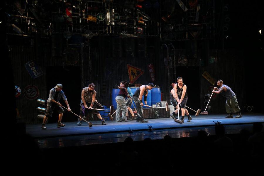 百老汇票房传奇《STOMP 破铜烂铁》 