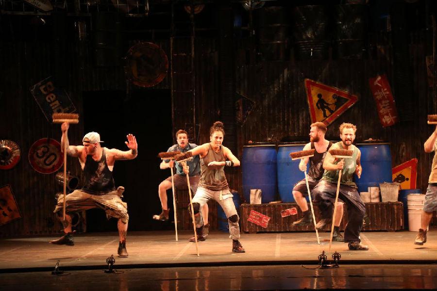 百老汇票房传奇《STOMP 破铜烂铁》 