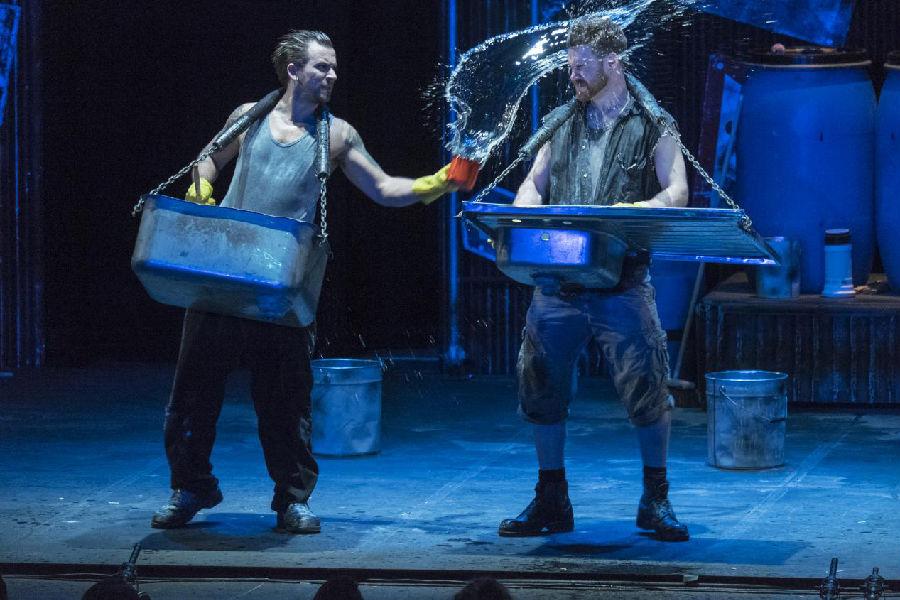 百老汇票房传奇《STOMP 破铜烂铁》 