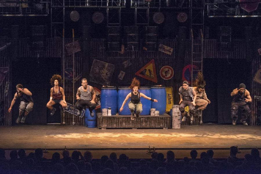 百老汇票房传奇《STOMP 破铜烂铁》 