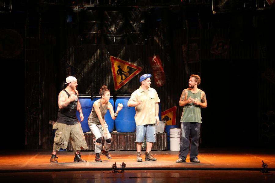 百老汇票房传奇《STOMP 破铜烂铁》 