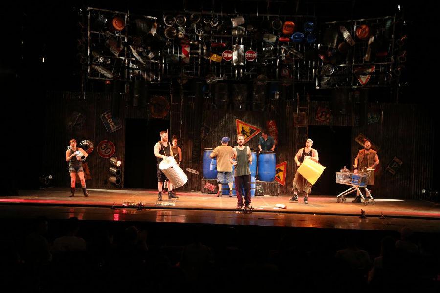 百老汇票房传奇《STOMP 破铜烂铁》 