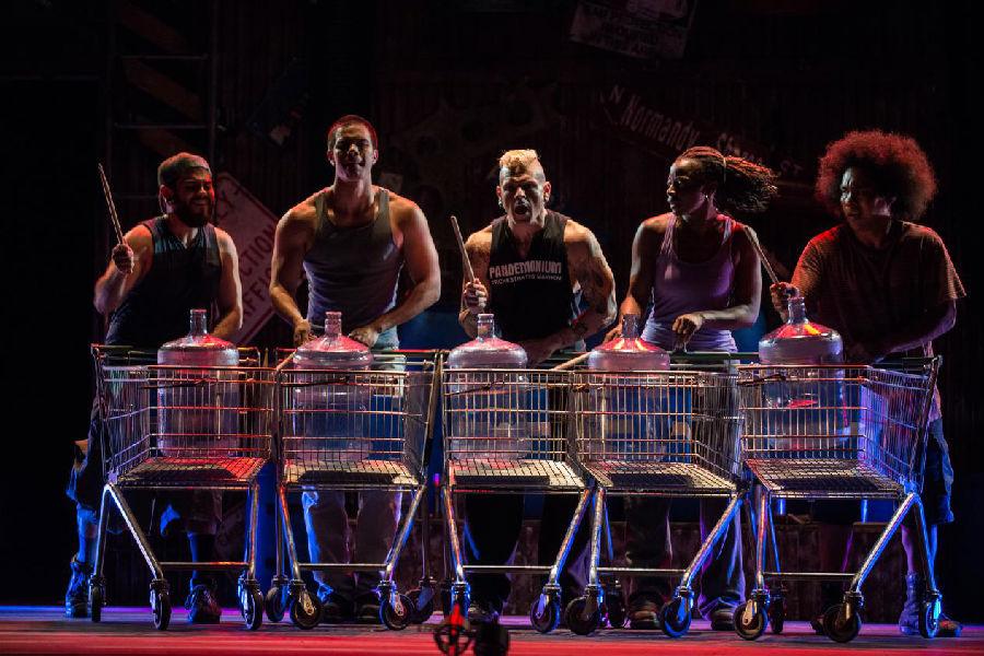 百老汇票房传奇《STOMP 破铜烂铁》 