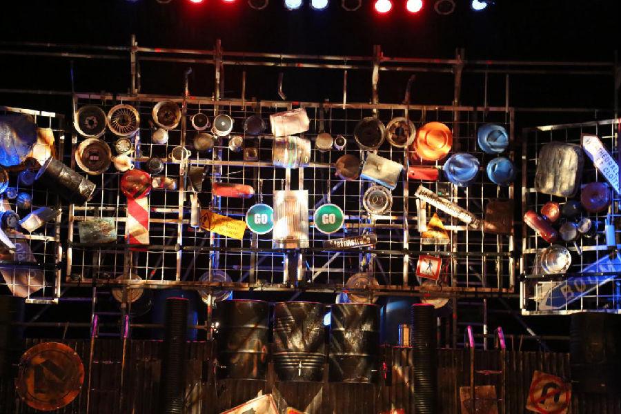 百老汇票房传奇《STOMP 破铜烂铁》 