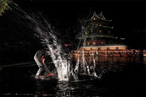 Image: https://img.piaoniu.com/assets/img/hTQsid4wtH.jpg 【上海站】谭盾 实景水乐·流动建筑水乐堂·天顶上的一滴水