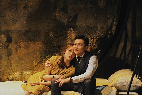 四周年大戏《背叛》   "两人在酒吧……谈论过去的事情"   这是剧情的