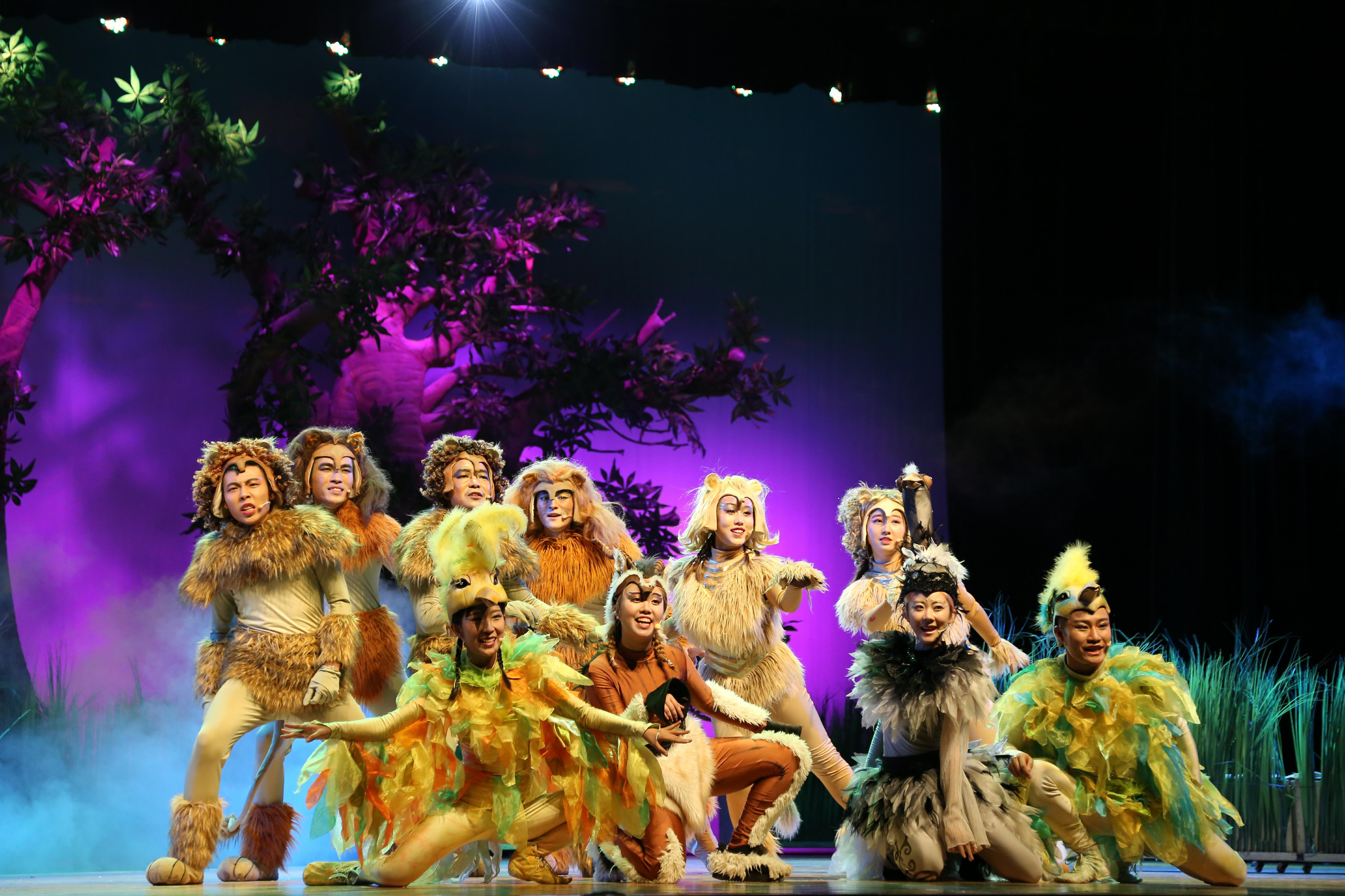 奇幻的舞台呈现《小狮子大明星》采用大型儿童音乐剧的舞台艺术形式