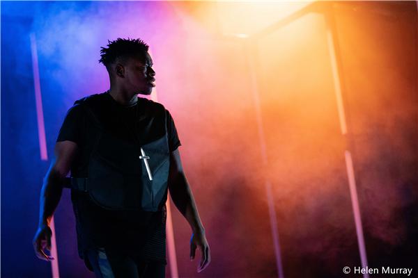 4. ETT Othello 2018_Victor Oshin (Othello)_Image Helen Murray_3_副本.jpg