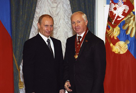 戈尔杰耶夫先生在授衔仪式后与普京留影 戈尔杰耶夫先生在授衔仪式后与普京留影