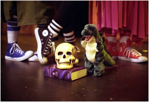 荒诞戏剧《莎士比亚全集（浓缩版）》