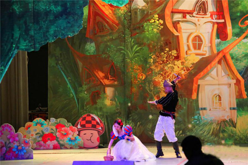 格林童话经典童话音乐儿童剧 《白雪公主与七个小矮人》 格林童话经典童话音乐儿童剧 《白雪公主与七个小矮人》