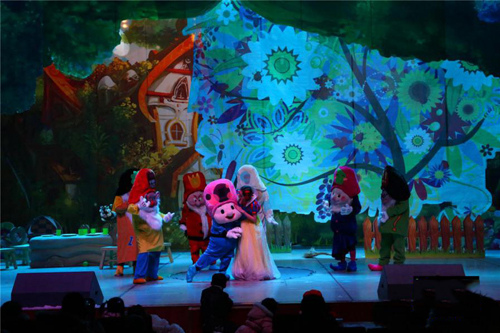 格林童话经典童话音乐儿童剧 《白雪公主与七个小矮人》 格林童话经典童话音乐儿童剧 《白雪公主与七个小矮人》