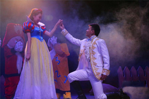 格林童话经典童话音乐儿童剧 《白雪公主与七个小矮人》 格林童话经典童话音乐儿童剧 《白雪公主与七个小矮人》