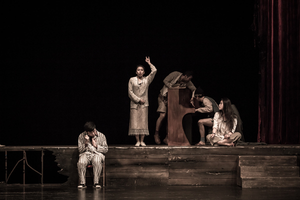 澳大利亚当代“国宝级”喜剧《燃烧的疯人院》 