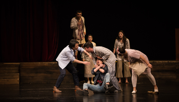 澳大利亚当代“国宝级”喜剧《燃烧的疯人院》 