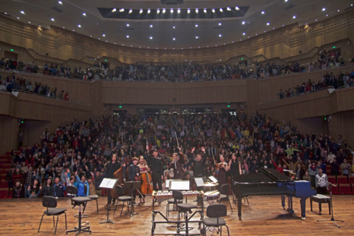 2016年3月27日长沙音乐厅演出演员与观众合影留念 2016年3月27日长沙音乐厅演出演员与观众合影留念