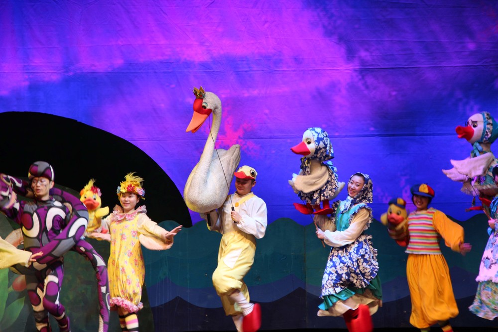 大型人偶剧《丑小鸭》